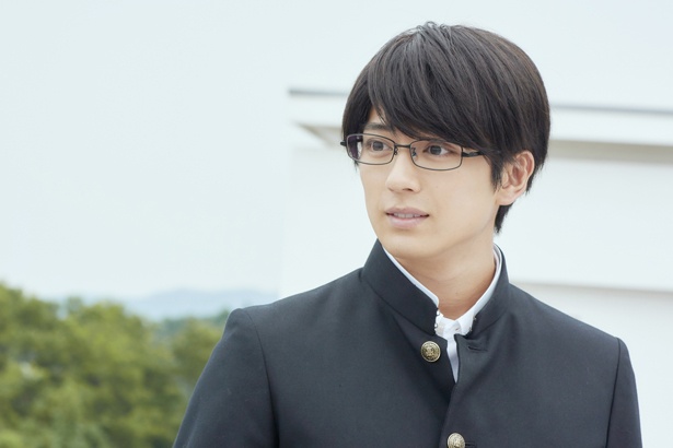 『ちはやふる』シリーズでは福井弁を話す爽やかメガネ男子を好演