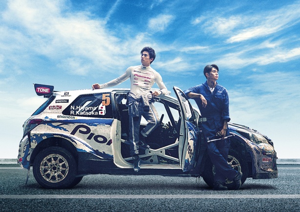 『OVER DRIVE~』では、メカニックの兄とのコンビで勝利を目指す天才ドライバーに