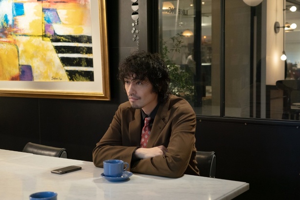 横領された金の返済を和歌子に迫る、高志の上司・田ノ上(斎藤工)
