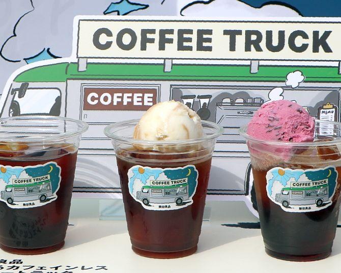 無印良品「旅するカフェインレスコーヒートラック」が東京・大阪・福岡を巡回中！こだわりのデカフェに限定フロートメニューも登場