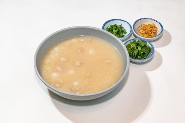 朝食におすすめの「カオトム(タイ雑炊)」(500円)
