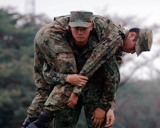 サメに遭遇した時の対処法!?自衛隊が教えるライフハックとは