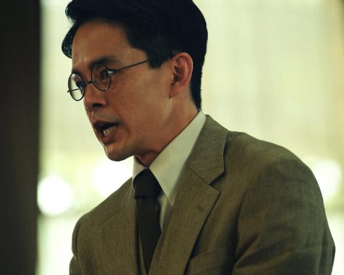 池松壮亮、鬼気迫る横顔。岩田剛典は白い海軍服で…『開戦前夜』新場面写真7点が解禁