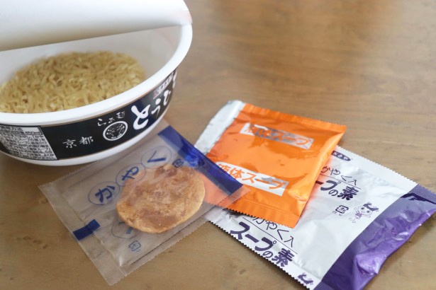 京都の名店の味が楽しめる。カップ麺には珍しい全粒粉だ