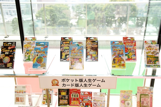 持ち運びに適した、ポケット版とカード版も展示