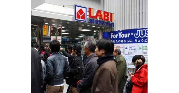 オープン後も、行列は増える一方