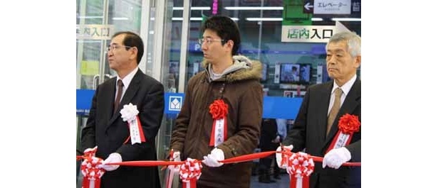 テープカットには、ヤマダ電機 代表取締役 兼 代表執行役員COOの一宮忠男氏も