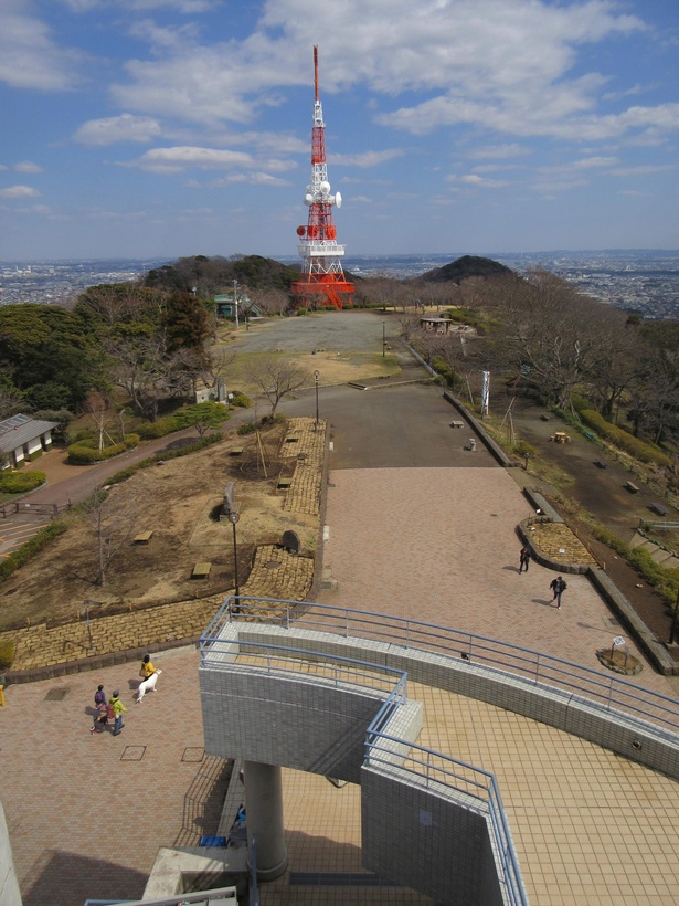 愛の南京錠”発祥の地、湘南平に恋人たちのモニュメントが完成