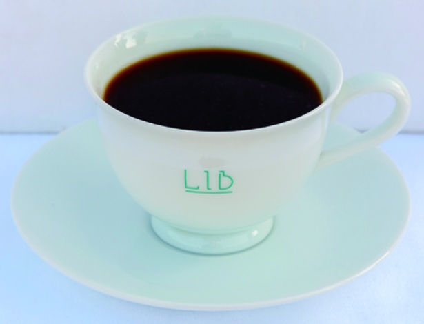 「LIB COFFEE IMARI」ドリップコーヒー (420円)。店名入りのマグカップを使う