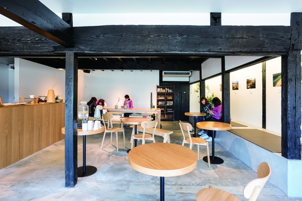 【写真を見る】「LIB COFFEE IMARI」店内には小上がり席、オムツ替えルームを完備する