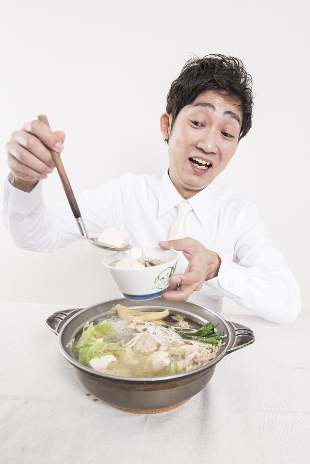 【写真を見る】全身真っ白な衣装がトレードマークのNON STYLE石田さんは、”とびはね”の熟練者