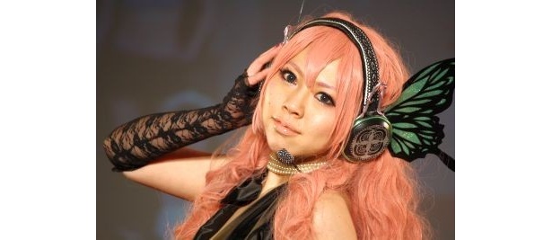 初音ミクのコスプレでショーに登場した柚姫あやとさん