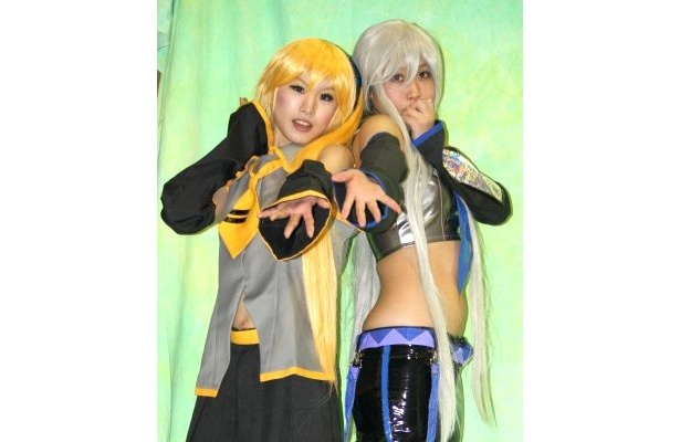 『VOCALOID』の亞北ネルのコスプレをした紫苑さん(左)と弱音ハクのコスをした水無雪さん