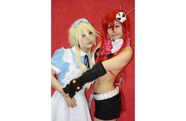 『ペルソナ4』クマのコスプレをする空星リクさん(左)と『天元突破グレンラガン』ヨーコのコスプレをする青山マーサさん