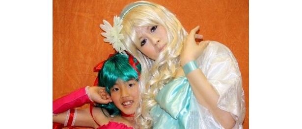 親子で参加！『マクロスF』のランカ・リー(左)とシェリル・ノームのコスプレをする青木叶夢さん(左)と愛佐和はるかさん