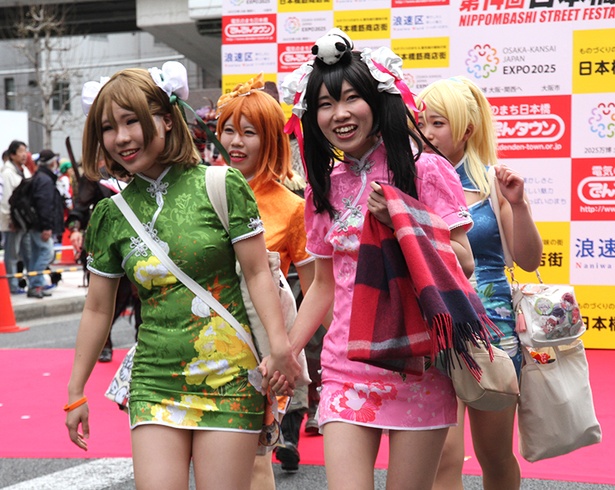 盛大なコスプレパレード