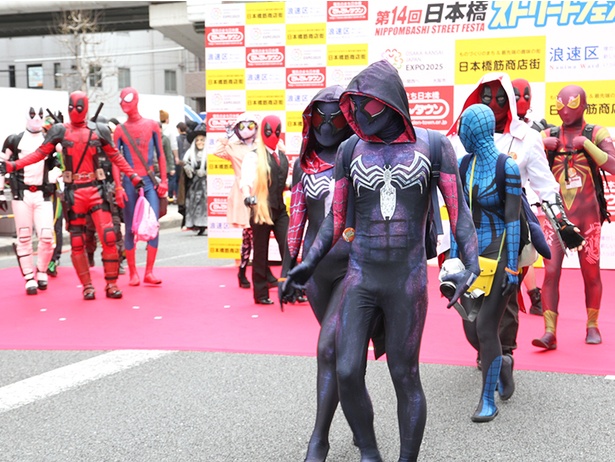 盛大なコスプレパレード