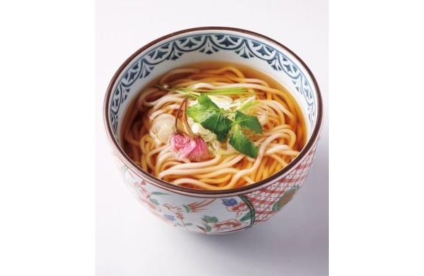 サクラの花を練りこんだ麺を使用「花うどん/温」(550円)