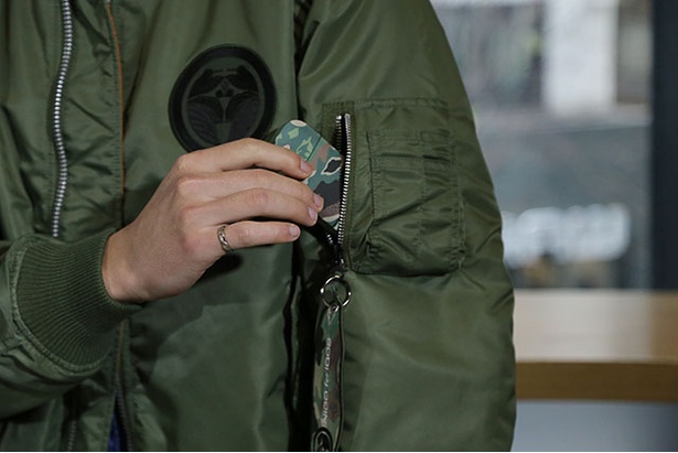 「IQOS CAMOFLIGHT JACKET」は左腕上部にさりげなく収納ポケットがある