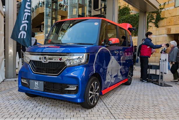 トロロッソのカラーリングが施されたホンダの軽自動車N-BOX