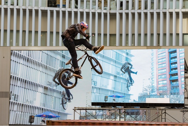 ジャンプ中大技を披露するBMXライダー