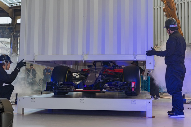 コンテナの中からF1マシンが登場！