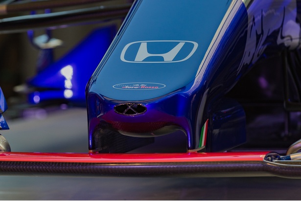 スクーデリア・トロロッソとホンダのマークがある新F1マシンのノーズ部分