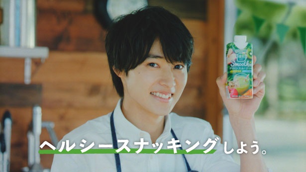 テレビCMで「野菜生活100 Smoothie」をアピールする山崎