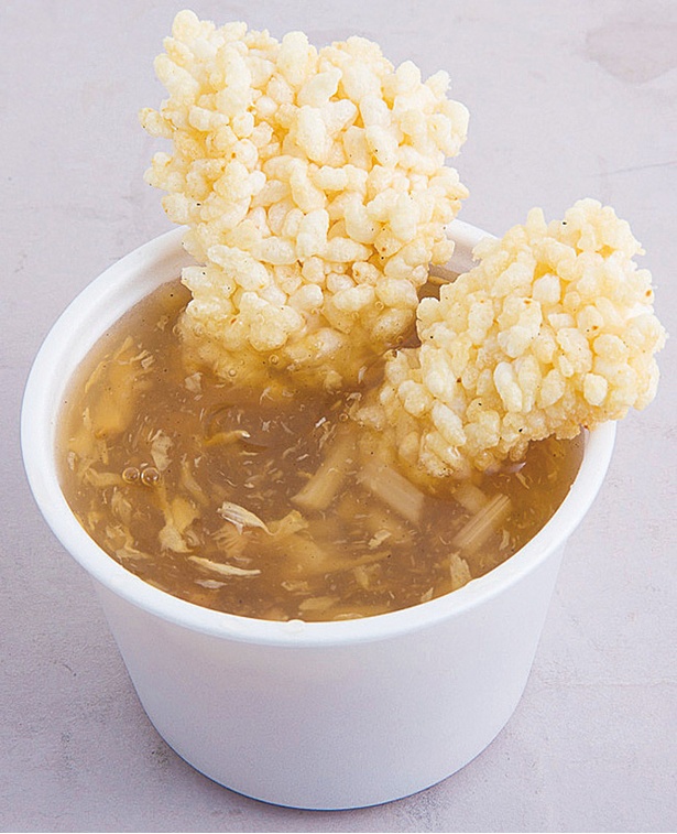 ｢黄金ふかひれスープおこげ入り｣(350円)。濃厚スープはおこげなし(300円)もあるが、香ばしいおこげ入りが人気