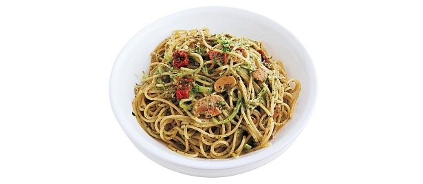 バジルのさわやかさに鶏ムネ肉のうま味を合わせた一品。｢ベルディー(大盛り)｣(1100円/レストラン マリーン)