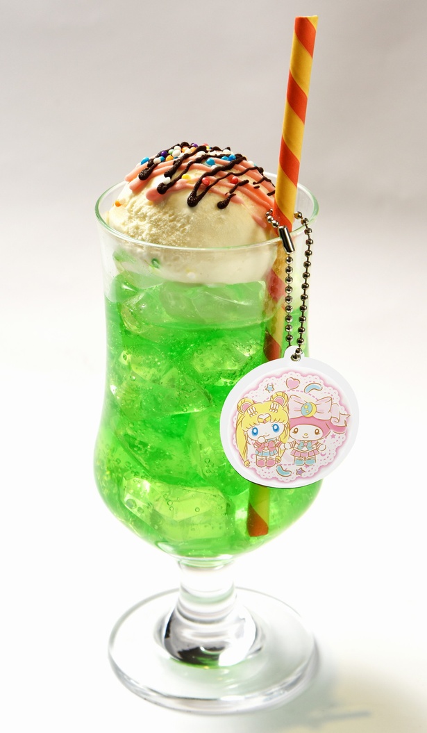 「キャンディパーラー特製メロンソーダ(アクリルチャーム付き)」(1069円)
