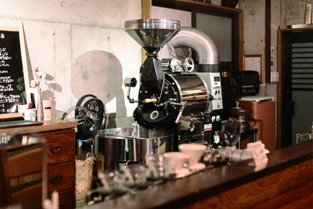 【写真を見る】「The Brilliant Coffee」カウンター奥に据え付けられた焙煎機が相棒