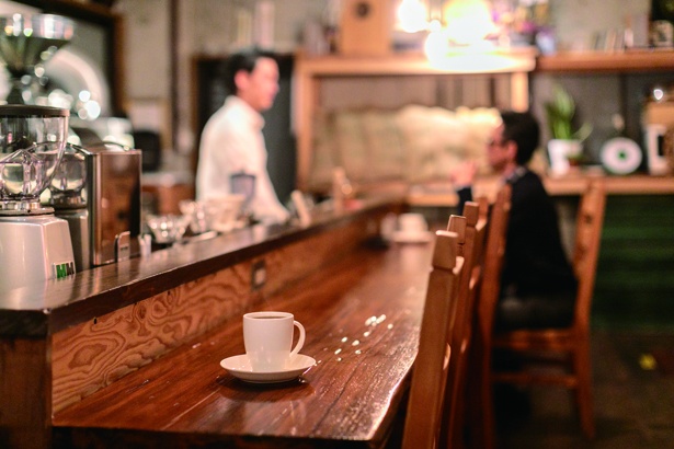 「The Brilliant Coffee」暗めの照明で、ワインバーのような空間を演出