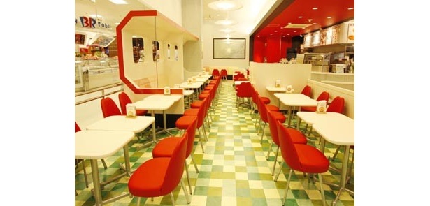 外観だけでなく内装も、両社の既存店や両社が隣接している店舗とはまったく違う新しいデザインに