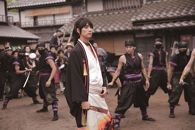 福士蒼汰が、笑顔を絶やさない頼れるアニキ・曇天火を演じる