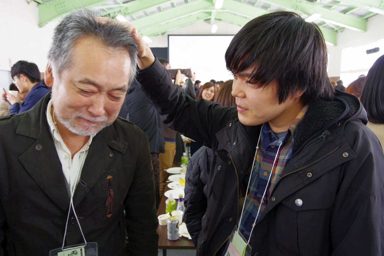 【写真を見る】グランプリを受賞した西口監督が、鳴瀬監督に襲撃された(?)瀬々監督を慰める!