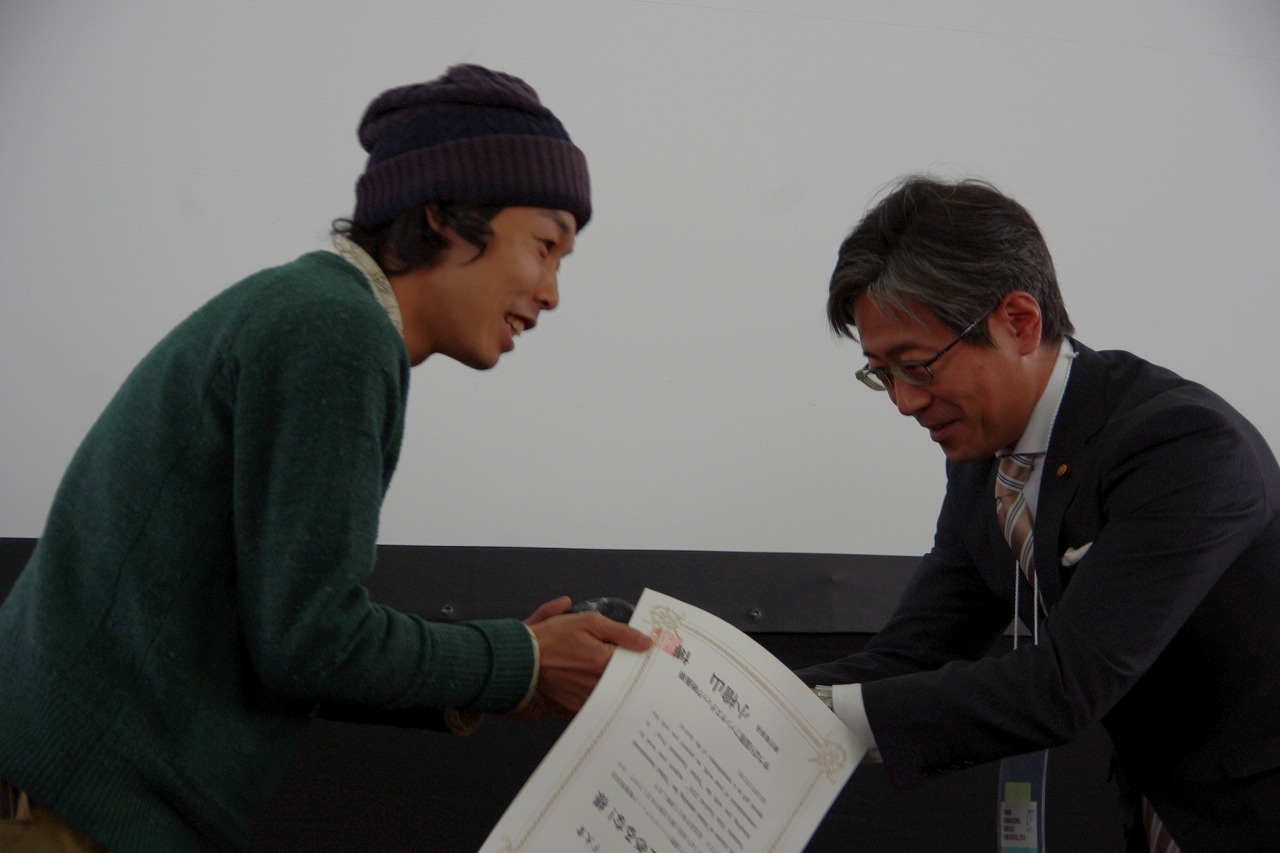 「予想していなかった」と語る受賞に表情がほころぶ上田監督