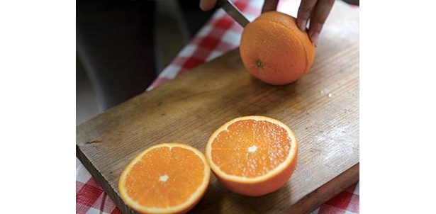 オレンジは皮ごと半分に切って焼くだけ