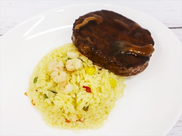 「VL えびピラフ」に、ドーンと大きな「VL お肉屋さんのハンバーグ」(108円)をプラス！