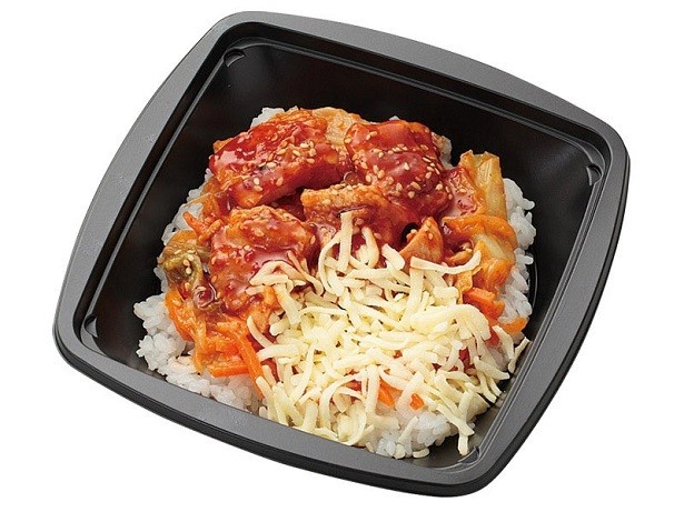 同じくローソンストア100より、2月7日から発売された「チーズダッカルビ丼」(324円)
