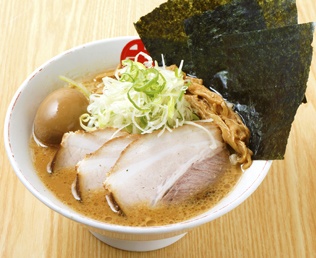 こってりラーメン好きが今日もまた食べに来る！ 福島「完熟らーめん 本丸」の魅力