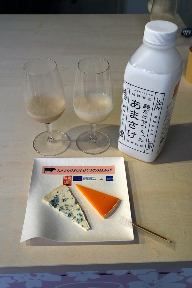 ミニセミナー「甘酒のきほんとチーズ〈米麹＆酒粕〉」で用いられるチーズと甘酒2種。写真左上の酒粕を使った甘酒は千葉さんが作ったオリジナル