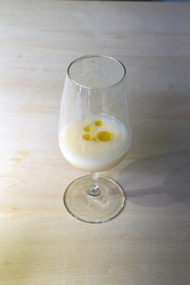オリーブオイルを数滴加えた甘酒。ブルー・ドーヴェルニュと食べ合わせてみたところ、味わいの深みが感じられた
