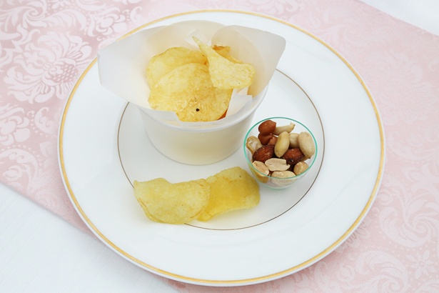 口の中にシュワっとした不思議な食感が楽しめる「スパークワイン風味のポテトチップス」(左)と3種のナッツを組み合わせる「ミックスナッツ」(右)