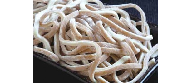デュアル麺は表裏で異なる麺帯（生地）を使用。2層になって見える