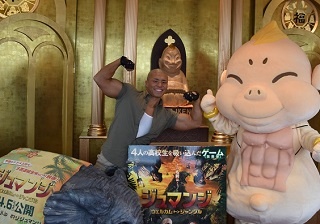 和製ロック様が通天閣で吠える！ 映画「ジュマンジ」ヒット祈願