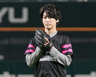亀梨和也がサプライズ登場！ホークス始球式で華麗なフォームを披露