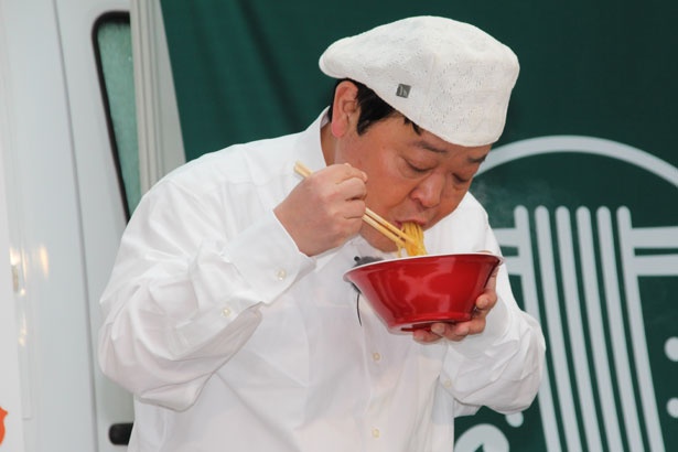 ラーメンを試食し、上島は「麺が(スープに)からんでうまいね」とコメント