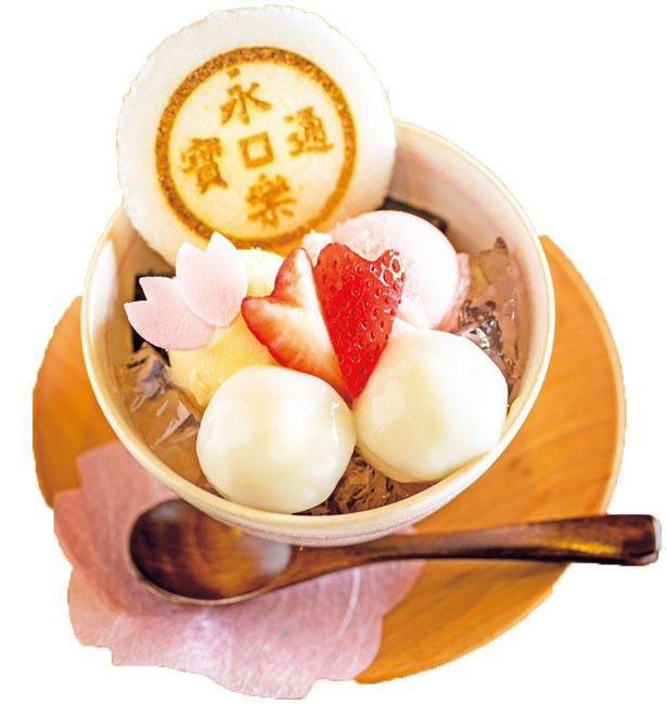 【写真を見る】「楽・桜かほるパフェ」(980円)/永楽屋 喫茶室
