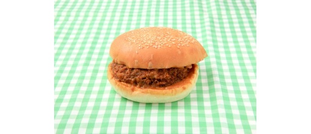 「まい泉」からは、カレーとウスターソースの絶妙な組み合わせが楽しめる、大阪ヒレカツバーガー￥494が！